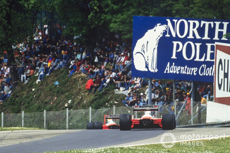 Alain Prost, McLaren MP4-4 Honda, segue Ayrton Senna, McLaren MP4-4 Honda, al GP di San Marino del 1988