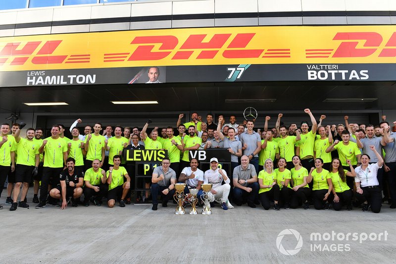 Valtteri Bottas, Mercedes AMG F1, 2nd position, and Lewis Hamilton, Mercedes AMG F1, 1st position, celebrate with their team