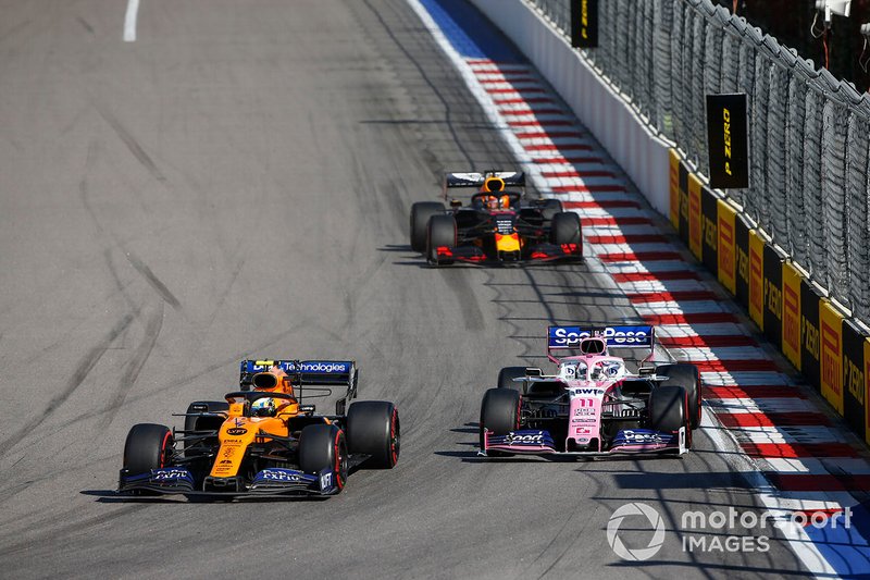 Lando Norris, McLaren MCL34, precede Lance Stroll, Racing Point RP19, e Max Verstappen, Red Bull Racing RB15