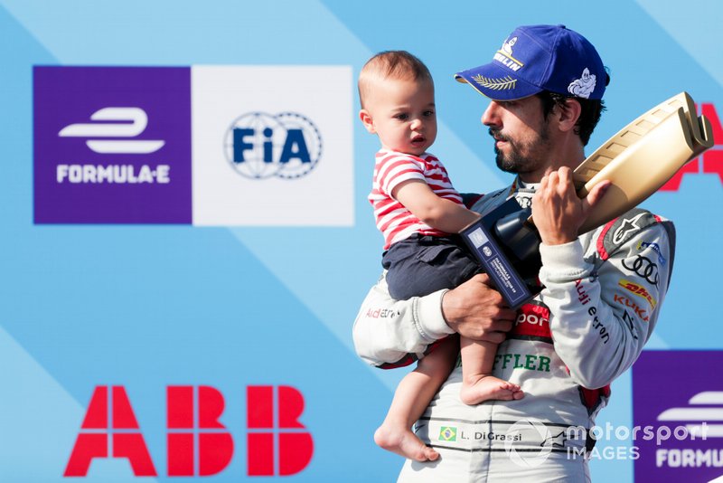 Lucas Di Grassi, Audi Sport ABT Schaeffler, celebra com o filho Leonardo