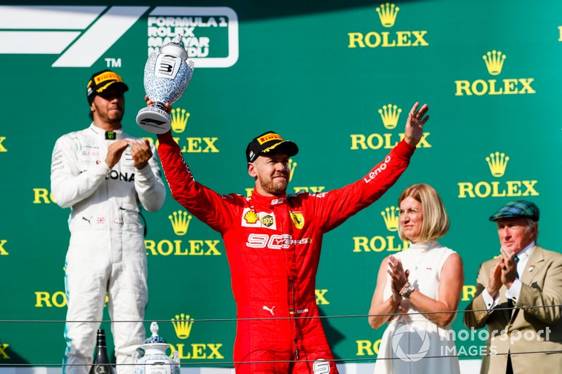 Sebastian Vettel, Ferrari, troisième, avec son trophée