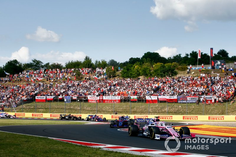 Sergio Perez, Racing Point RP19, precede Alexander Albon, Toro Rosso STR14, e Daniil Kvyat, Toro Rosso STR14