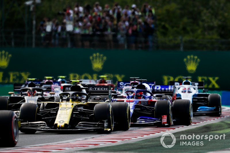 Nico Hulkenberg, Renault F1 Team R.S. 19 precede Daniil Kvyat, Toro Rosso STR14 all'inizio della gara