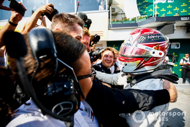 Lewis Hamilton, Mercedes AMG F1, 1st position, celebrates with his team in Parc Ferme
