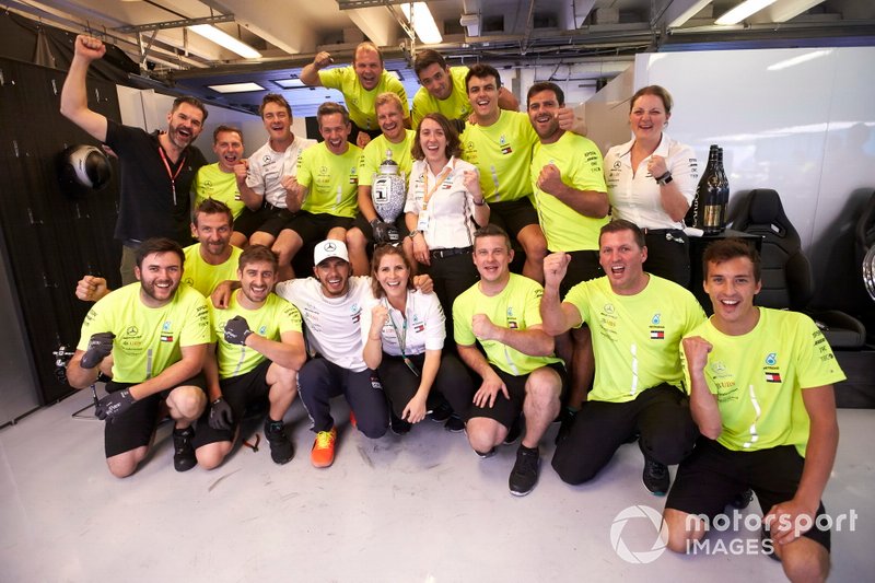 Ganador Lewis Hamilton, Mercedes AMG F1 celebra con el equipo Mercedes