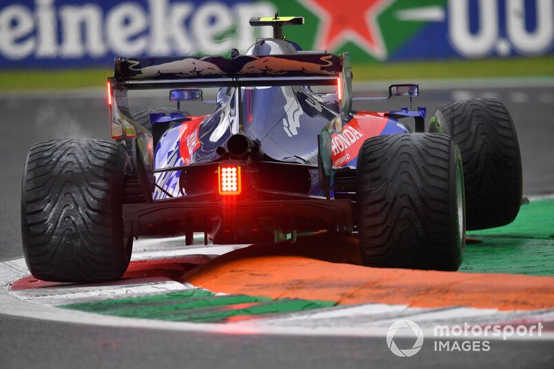 Pierre Gasly, Toro Rosso STR14, gira sobre un bordillo