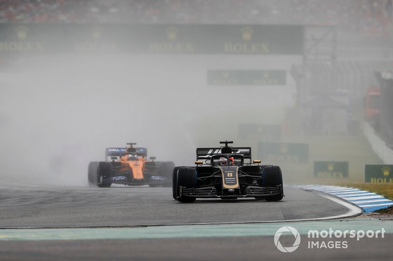 Romain Grosjean, Haas F1 Team VF-19, precede Carlos Sainz Jr., McLaren MCL34