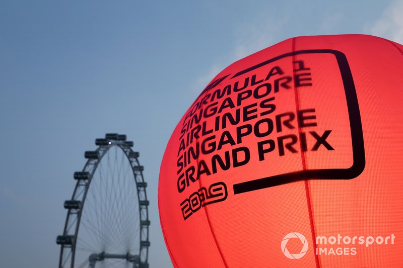 Mongolfiera pubblicitaria accanto alla ruota panoramica di Singapore