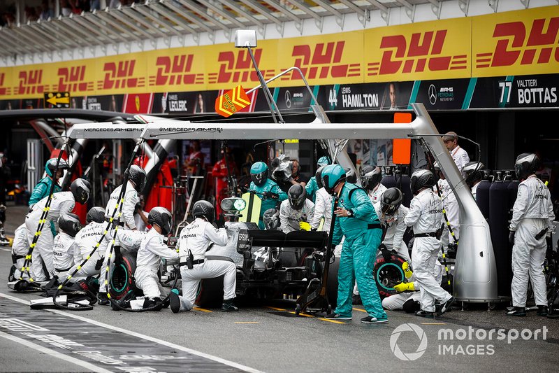 Hamilton tardó pero volvió a poner neumáticos intermedios. Volvió a trompear, pero esta vez no se estrelló. Pidió al equipo abandonar y cayó al último puesto