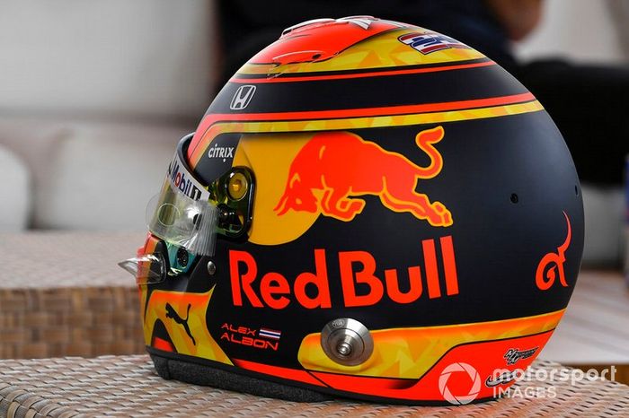 El casco de Alex Albon, Red Bull Racing Racing