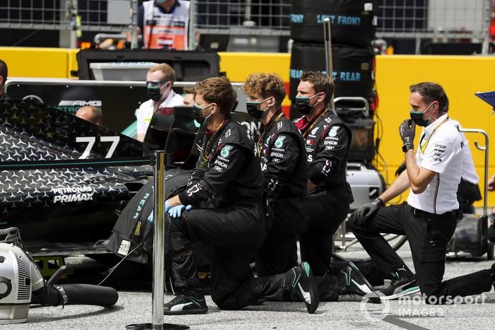 Los mecánicos del Mercedes se arrodillan