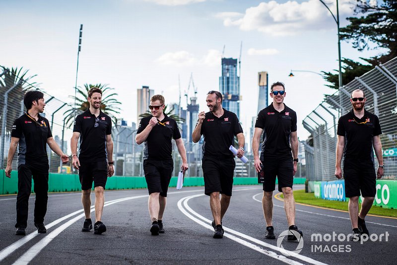 Romain Grosjean, Haas F1 Team walks the track with members of tehe team including Ayao Komatsu, Chief Race Engineer, Haas F1