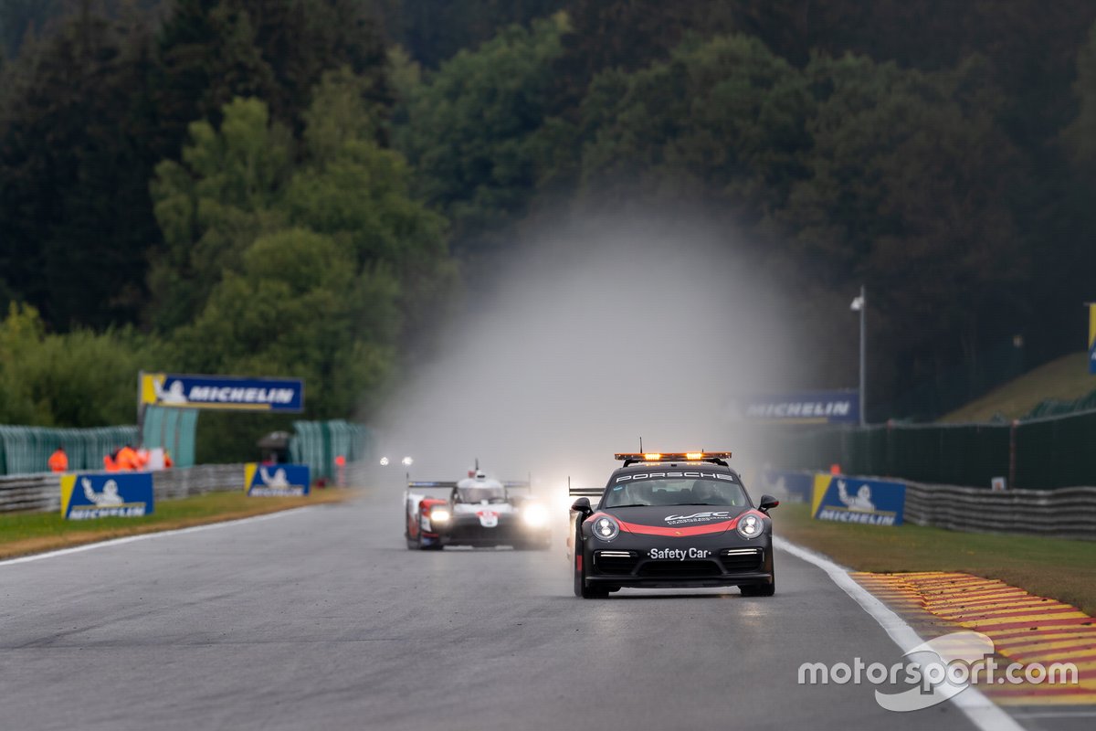 La partenza dietro la Safety Car