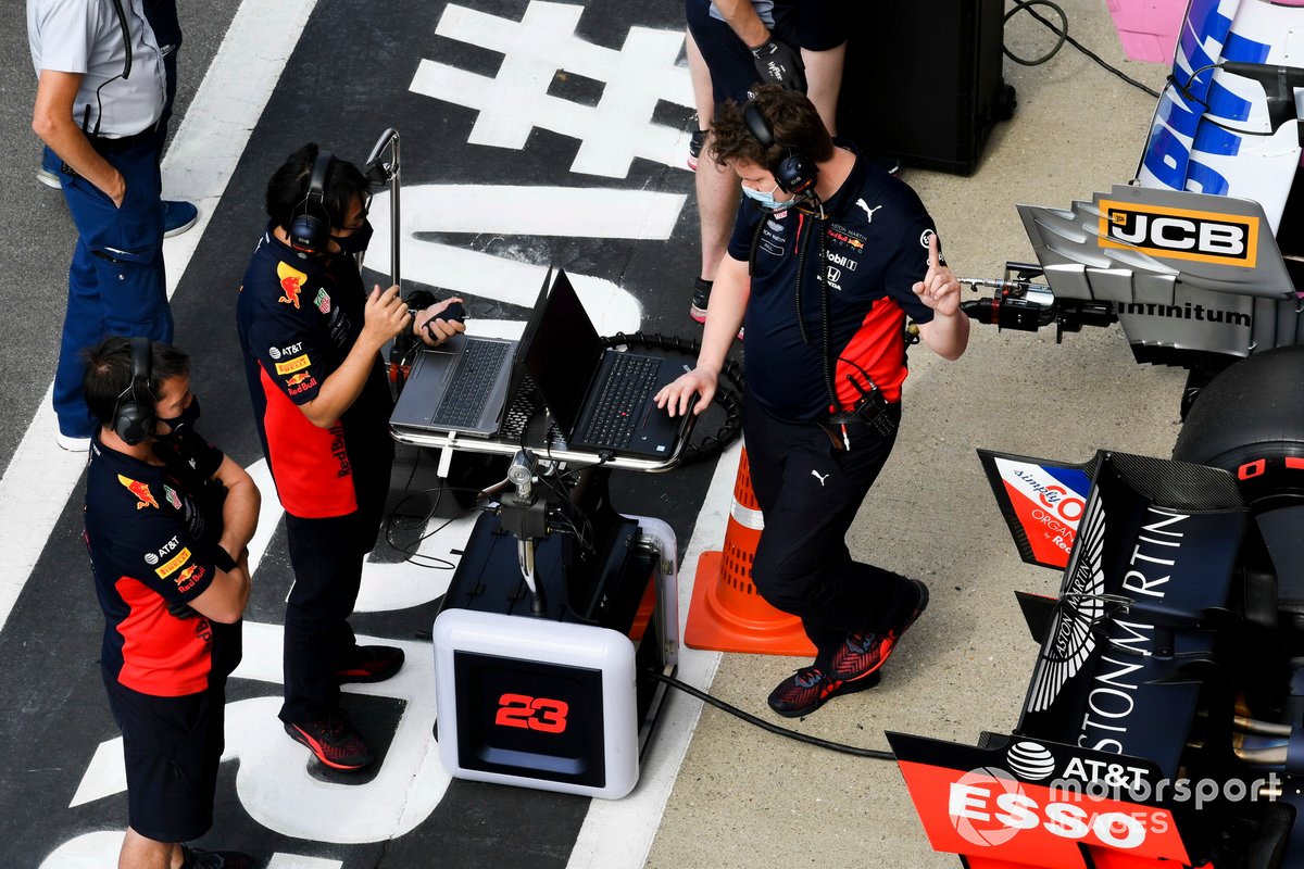 Gli ingegneri e i meccanici Red Bull nel Parc Ferme