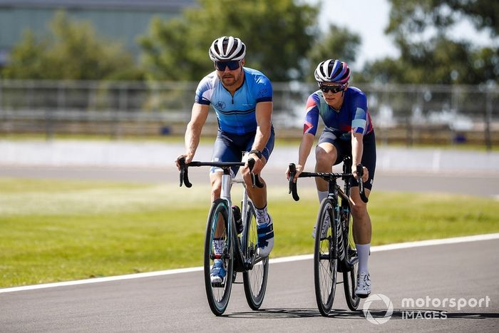 Valtteri Bottas, Mercedes-AMG Petronas F1 y Tiffany Cromwell, en bicicleta