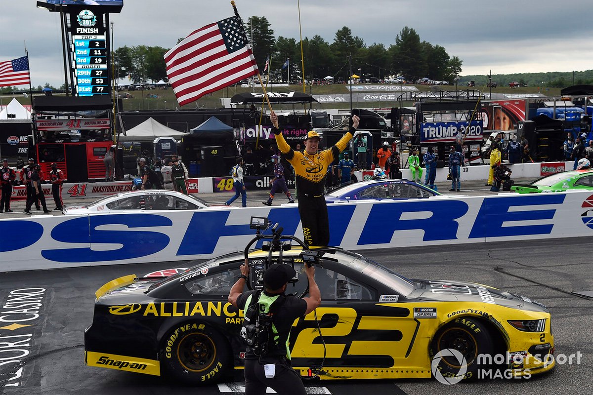 Победитель гонки Брэд Кеселовски, Team Penske, Ford Mustang
