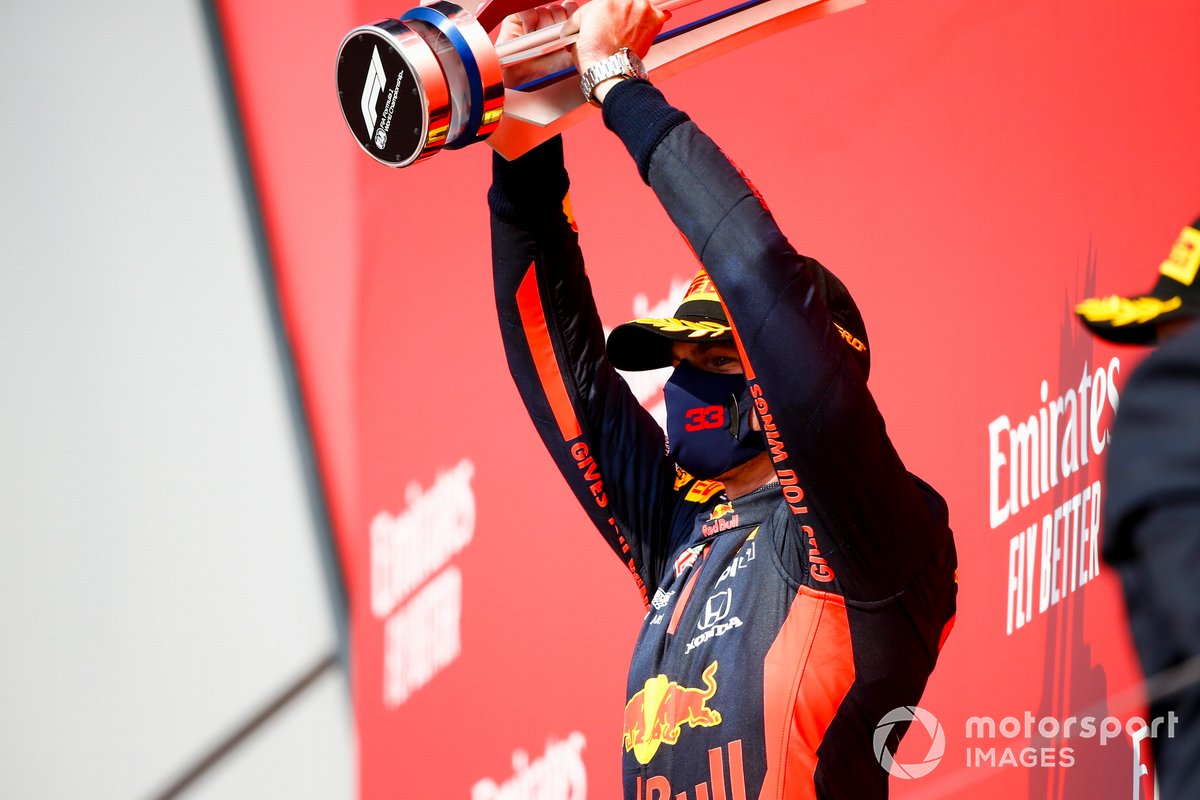Max Verstappen, Red Bull Racing, alza il trofeo