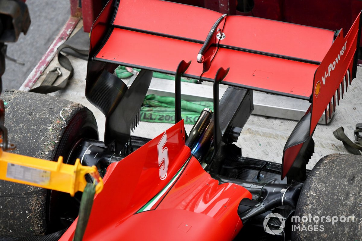 L'auto di Sebastian Vettel, Ferrari SF1000, sul carroattrezzi dopo i problemi tecnici