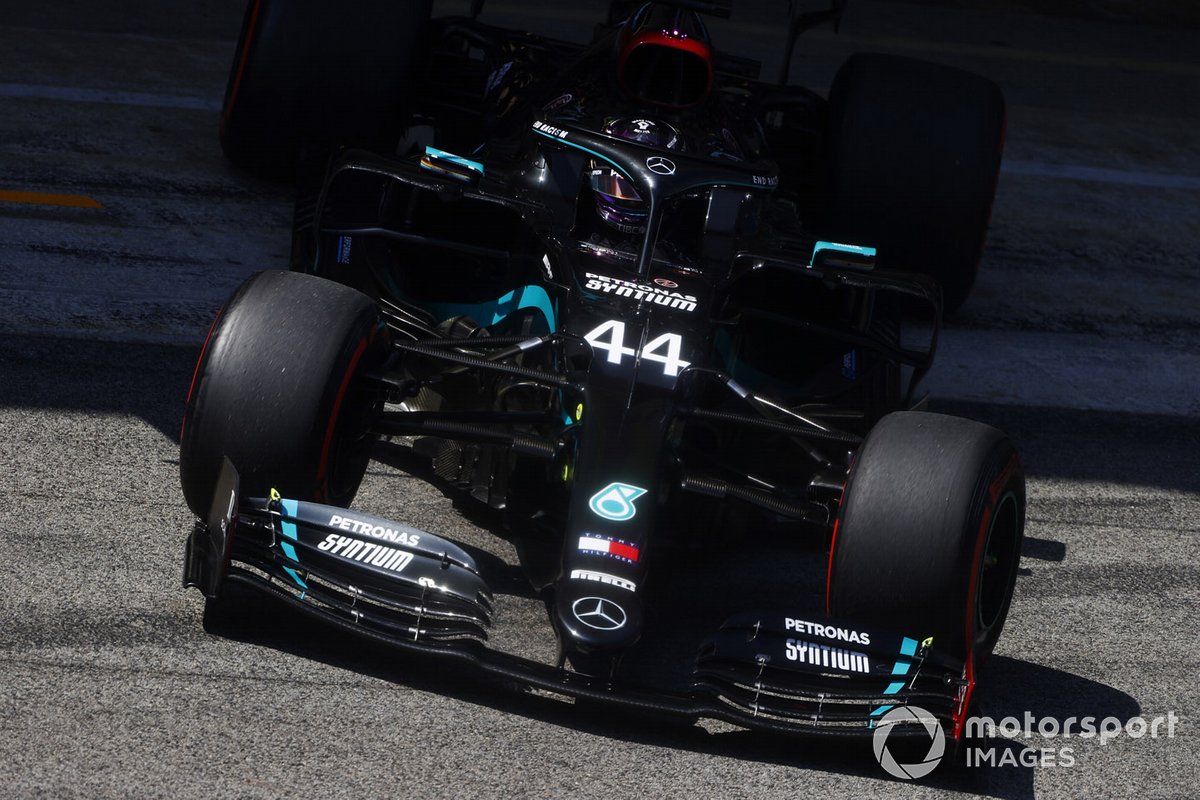 Lewis Hamilton, Mercedes F1 W11 EQ Performance, lascia il garage