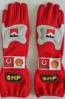 Michael Schumacher, Ferrari, Nomex-handschoenen uit 2002 met handtekeningen