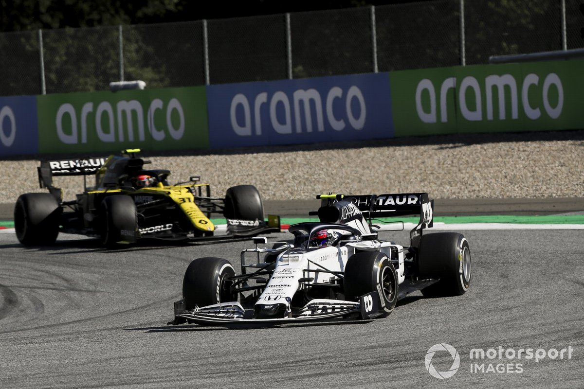 Pierre Gasly, AlphaTauri AT01, leads Esteban Ocon, Renault F1 Team R.S.20