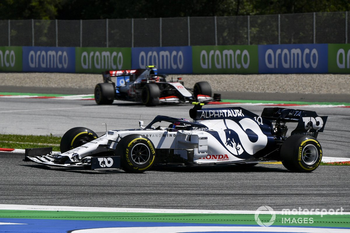 Pierre Gasly, AlphaTauri AT01, leads Kevin Magnussen, Haas VF-20