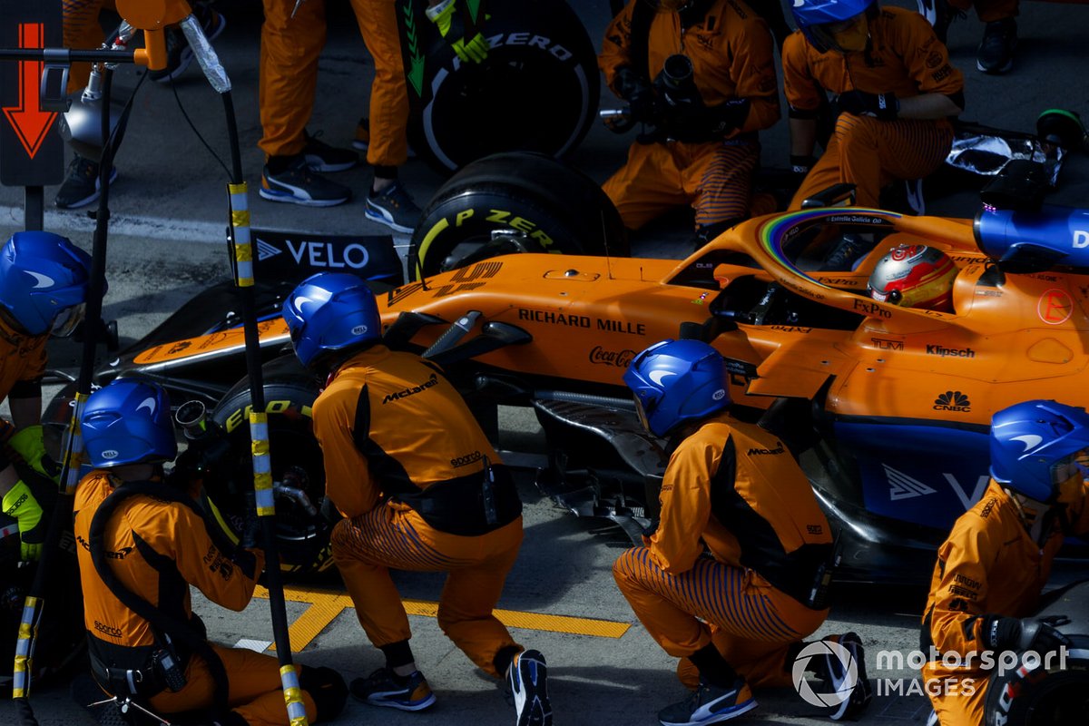 Carlos Sainz Jr., McLaren MCL35, pit stop