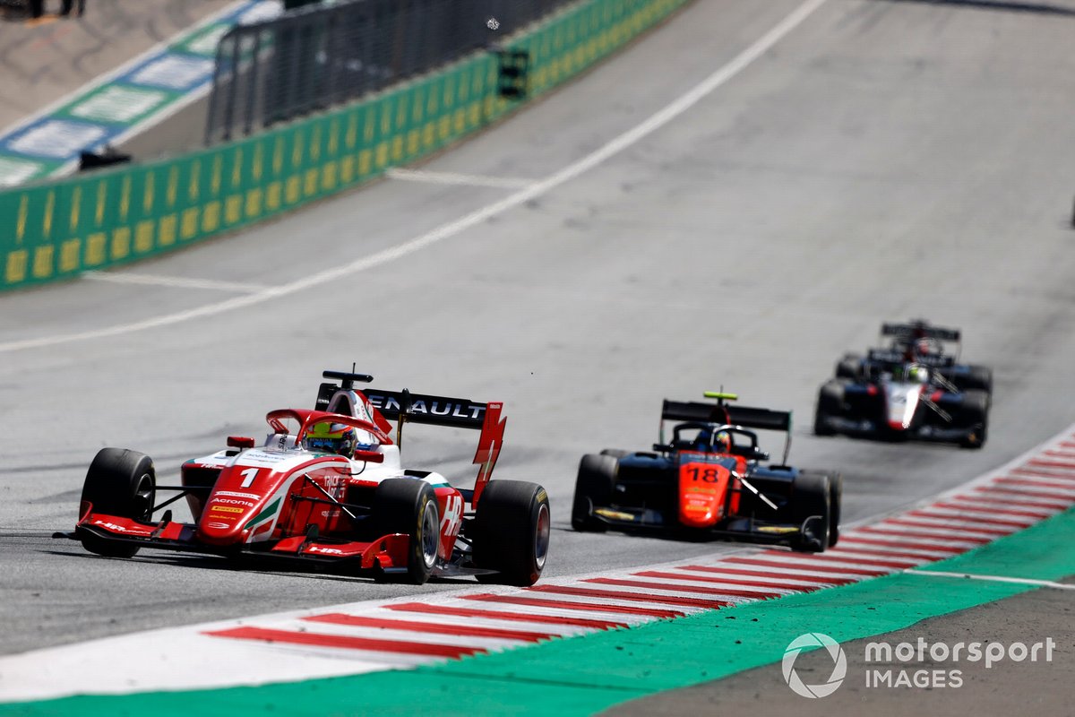 Oscar Piastri, Prema Racing, precede Bent Viscaal, MP Motorsport