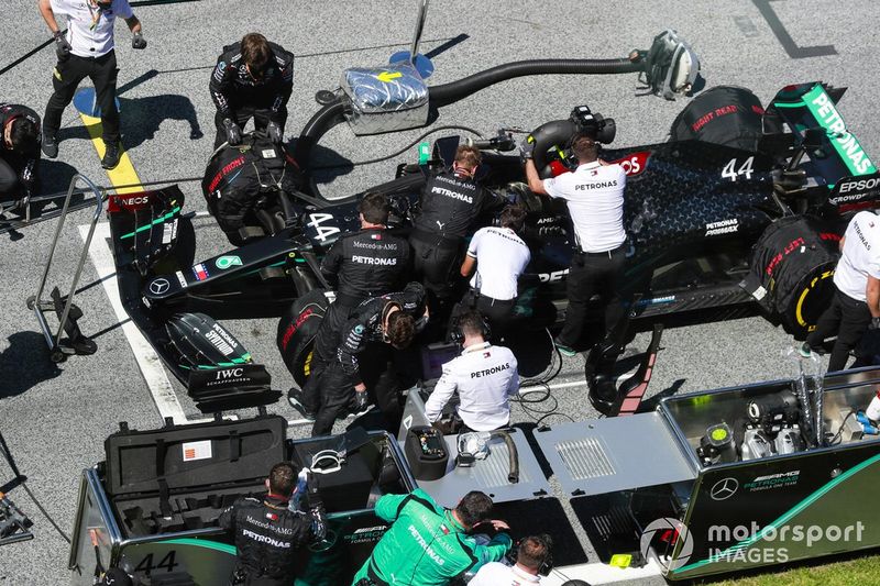 Mecánicos e ingenieros preparan el coche de Lewis Hamilton, Mercedes F1 W11 EQ Performance