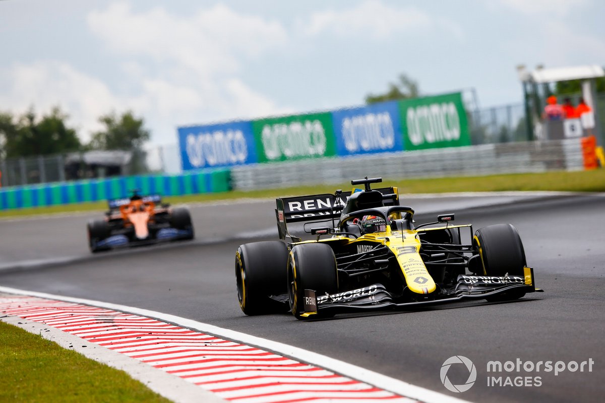 Daniel Ricciardo, Renault F1 Team R.S.20, Carlos Sainz Jr., McLaren MCL35