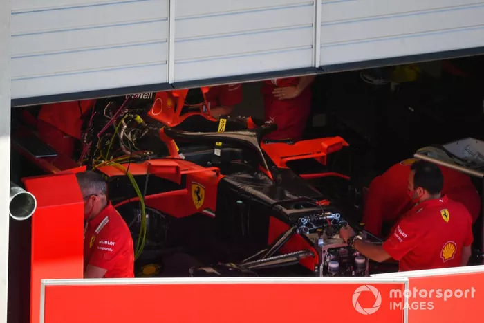 La carrocería en el pit lane fuera del garaje de Ferrari