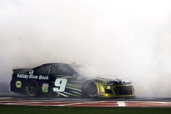 Race winner Chase Elliott, Hendrick Motorsports Chevrolet Kelley Blue Book celebrates with a burnout