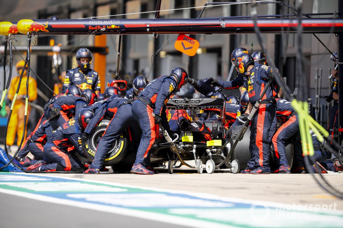 Алекс Элбон, Red Bull Racing RB16, пит-стоп