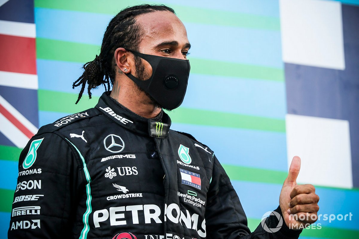 Podio: ganador de la carrera Lewis Hamilton, Mercedes