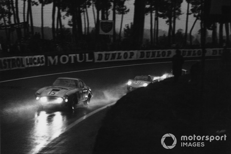 1960 Le Mans 24 Hours - Graham Whitehead, Henry Taylor, Ferrari 250 GTO, leads Edgar Barth, Wolfgang Seidel, Porsche RS60