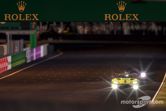 Acción de la carrera nocturna de Aston Martin