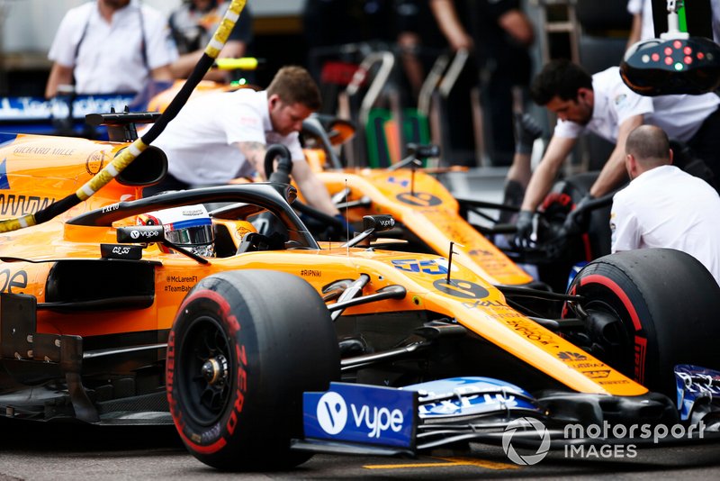 Carlos Sainz Jr., McLaren MCL34, et Lando Norris, McLaren MCL34, dans la voie des stands
