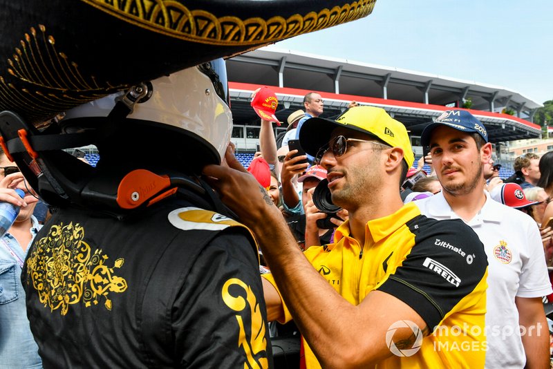 Daniel Ricciardo, Renault F1 Team firma el casco de Mario Achi, promotor del GP de México