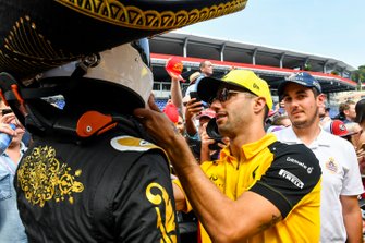 Daniel Ricciardo, Renault F1 Team signs the hemlet of Mario Achi, Mexican GP Promoter