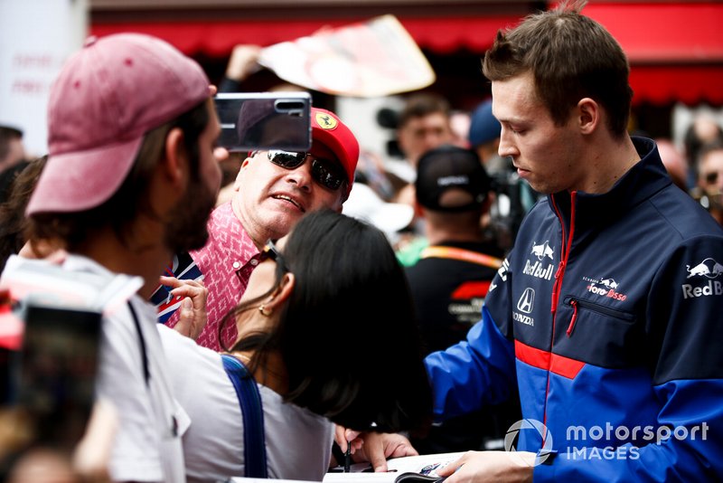 Daniil Kvyat, Toro Rosso signs a autograph for a fan