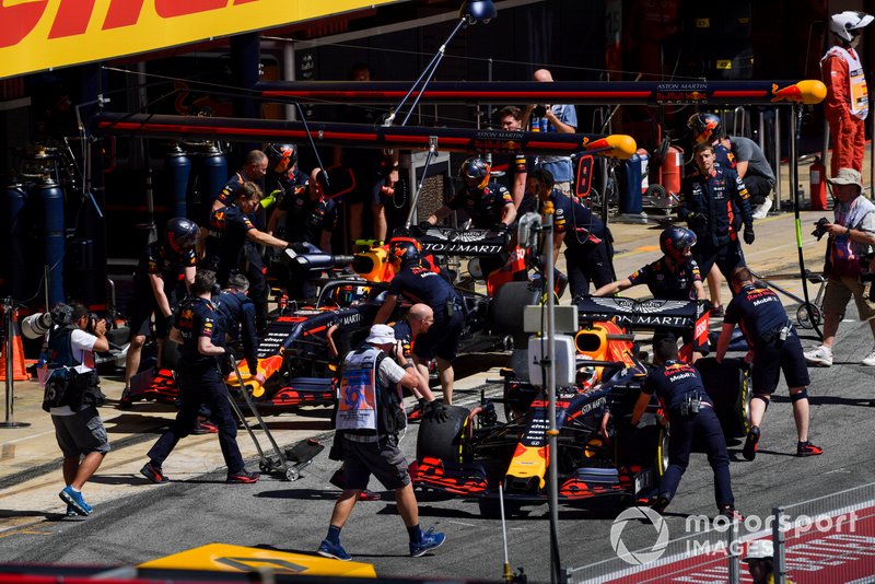 Max Verstappen, Red Bull Racing RB15, et Pierre Gasly, Red Bull Racing RB15, dans la voie des stands