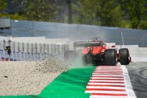 Sebastian Vettel, Ferrari SF90, touche les graviers