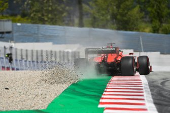 Sebastian Vettel, Ferrari SF90, touche les graviers