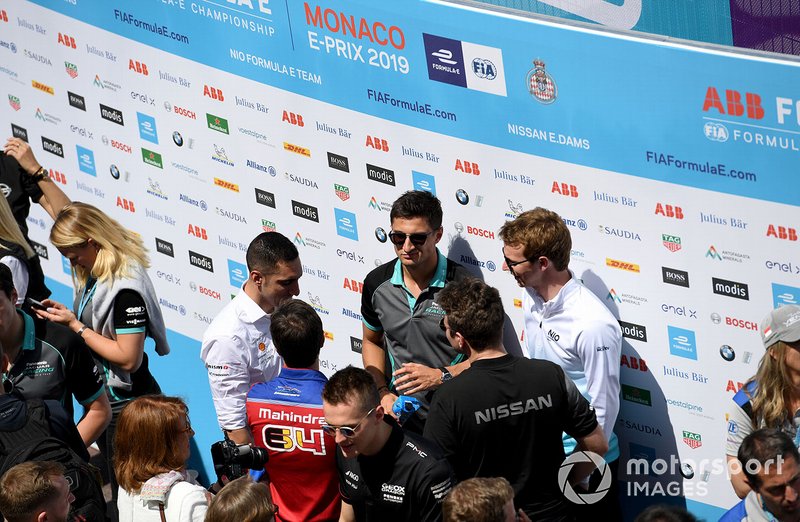 Mitch Evans, Panasonic Jaguar Racing, parla con Oliver Turvey, NIO Formula E Team, Sébastien Buemi, Nissan e.Dams, Jérôme d'Ambrosio, Mahindra Racing, Oliver Rowland, Nissan e.Dams