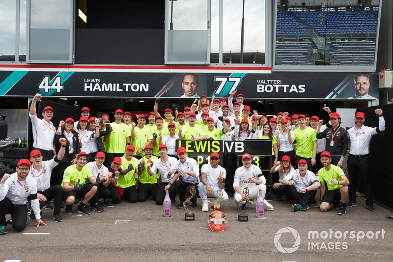 Lewis Hamilton, Mercedes AMG F1, 1st position, Valtteri Bottas, Mercedes AMG F1, 3rd position, Toto Wolff, Executive Director (Business), Mercedes AMG, and the Mercedes team celebrate