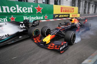 Max Verstappen, Red Bull Racing RB15, raakt leider Lewis Hamilton, Mercedes AMG F1 W10