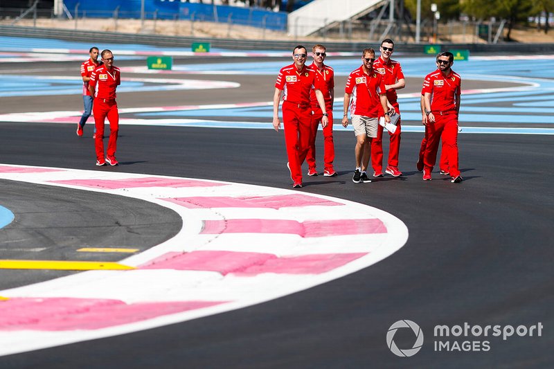Sebastian Vettel, Ferrari, ispeziona il circuito
