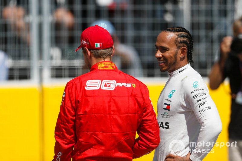 Ganador de la pole Sebastian Vettel, Ferrari y Lewis Hamilton, Mercedes AMG F1 en Parc Ferme