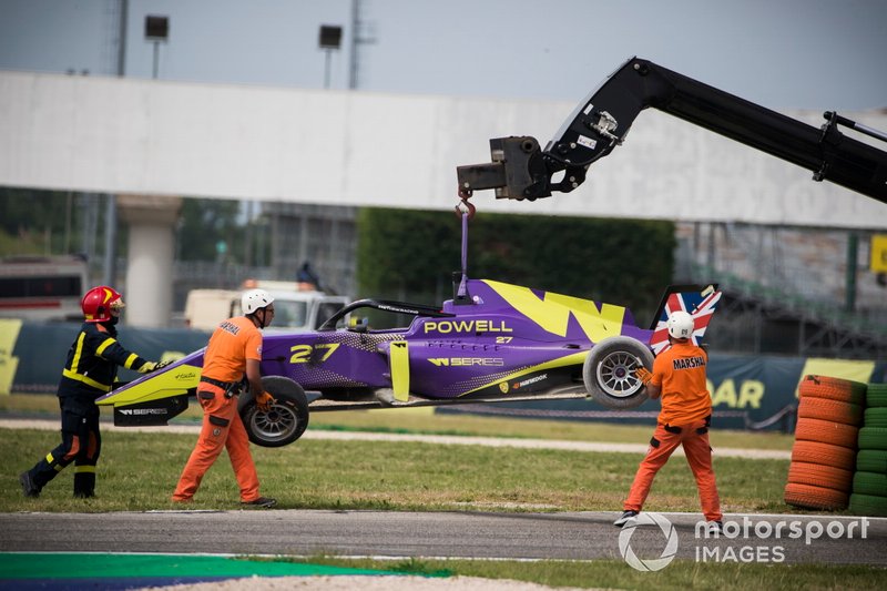 Choca al inicio de la carrera Alice Powell