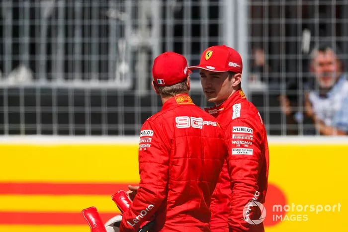 Il poleman Sebastian Vettel, Ferrari, parla con Charles Leclerc, Ferrari, dopo le Qualifiche